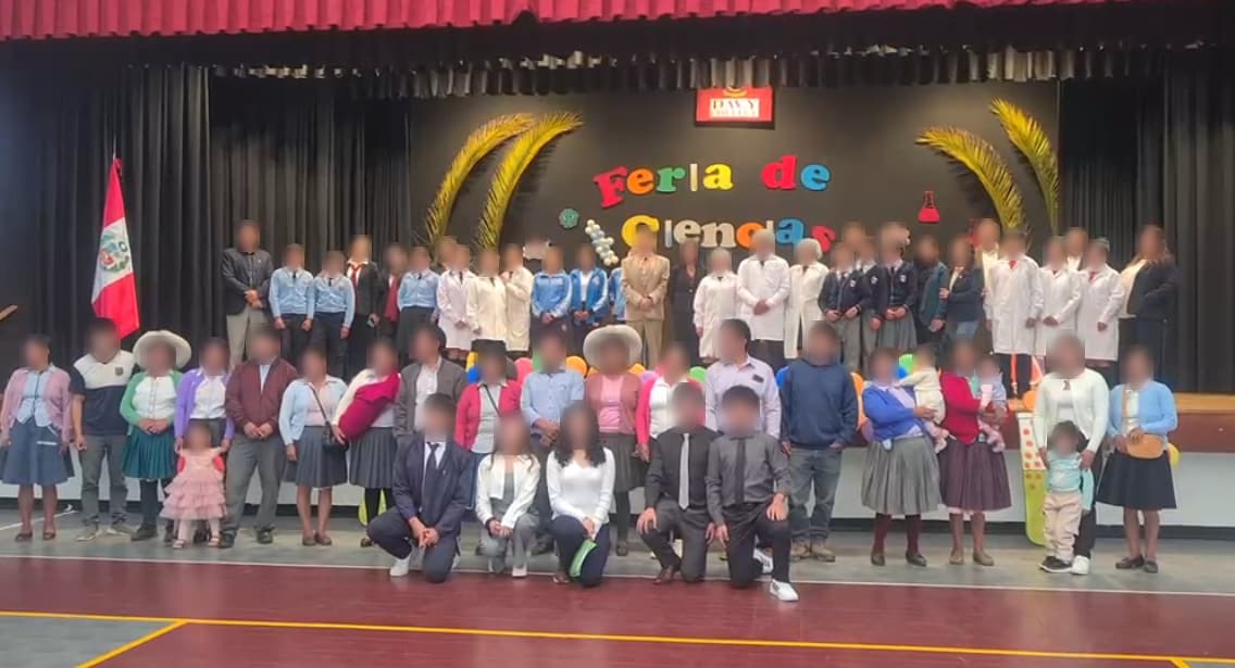 Foto grupal de estudiantes, docentes, familias y organizadores en el escenario de la Feria de Ciencias