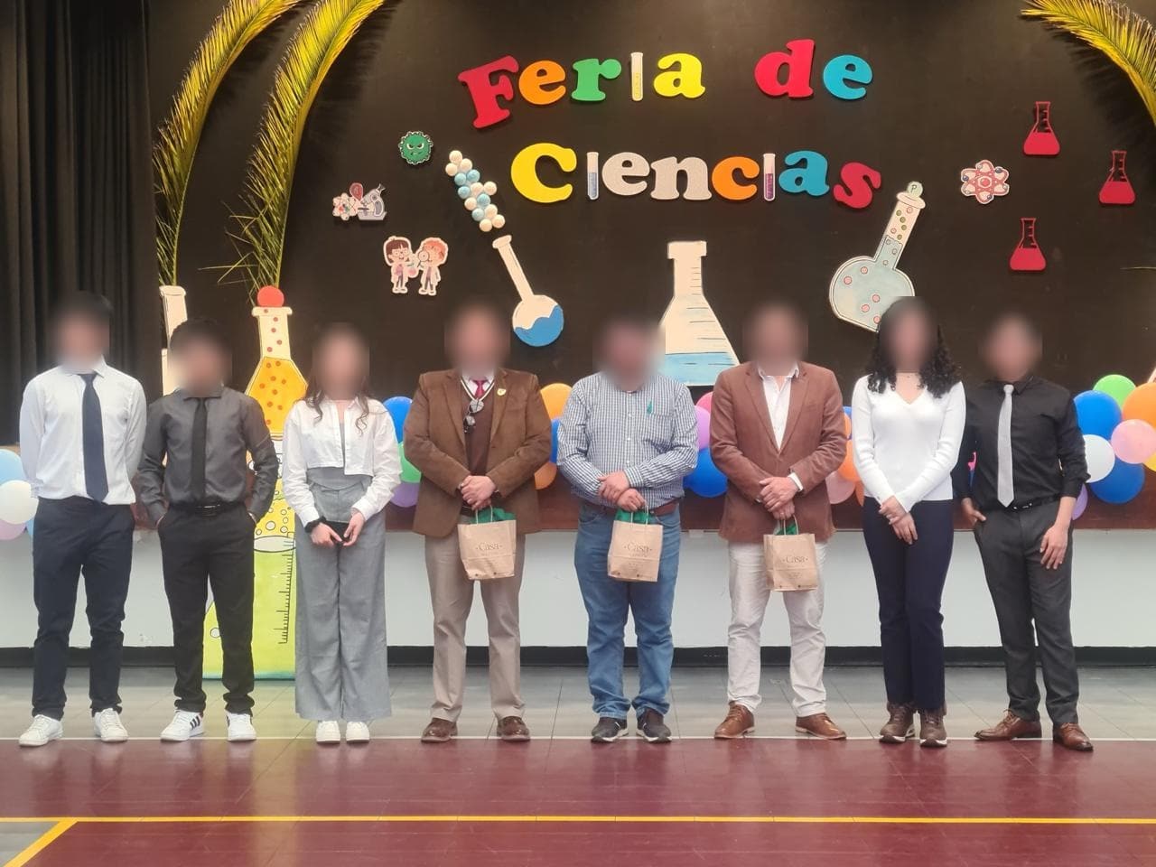 Un grupo de adultos de pie en el escenario al cierre de la premiación